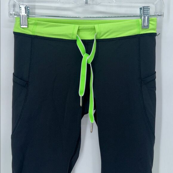 Lululemon Women's Capri Leggings Size 4 Black Black and Green Bottoms - Picture 2 of 12